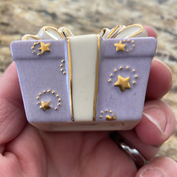 🌎 Lenox Holiday Traditions Lavender Present - Picture 7 of 14